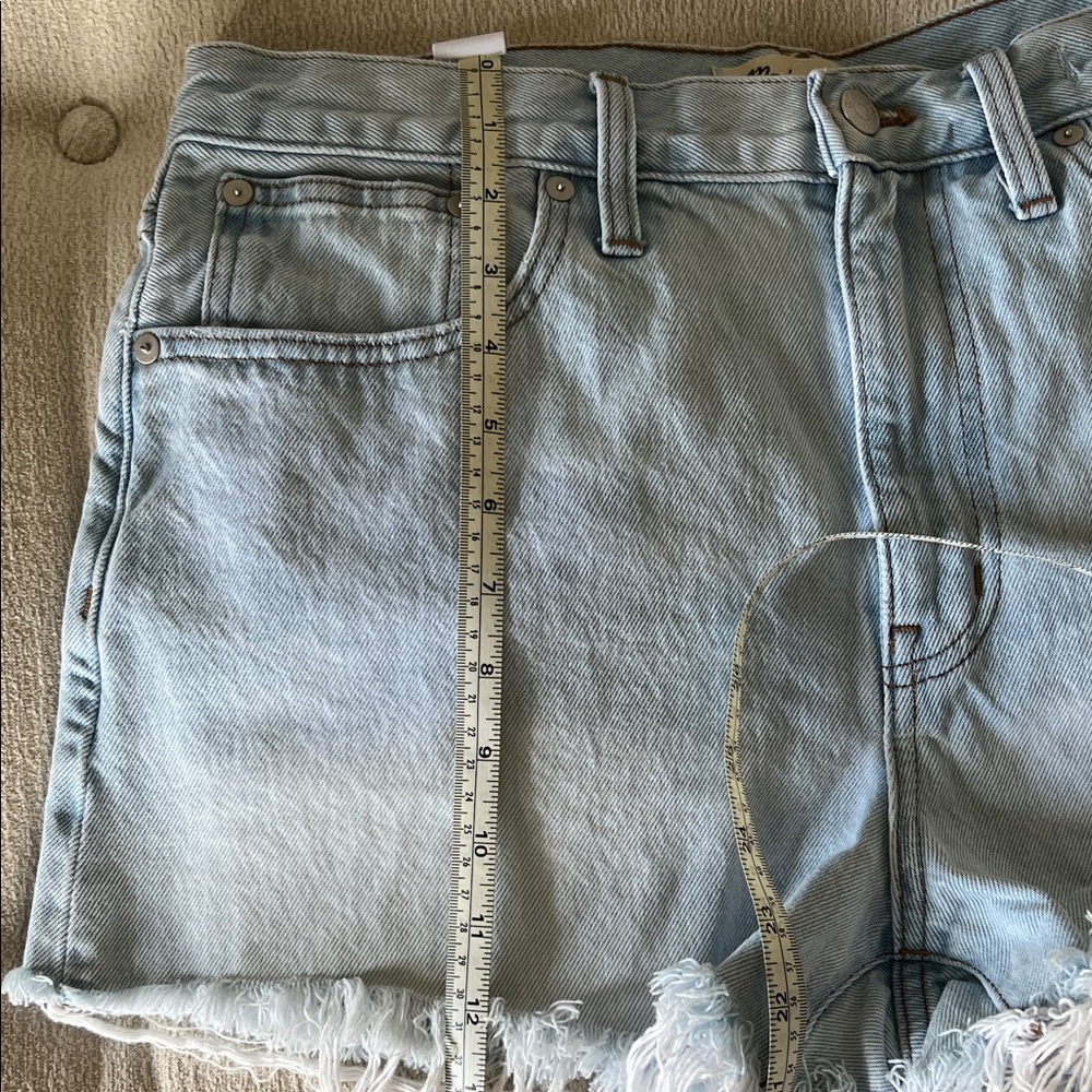 Madewell Relaxed Faded Blue Frayed Hem Jean Shorts NWOT Size 29 - Picture 10 of 11